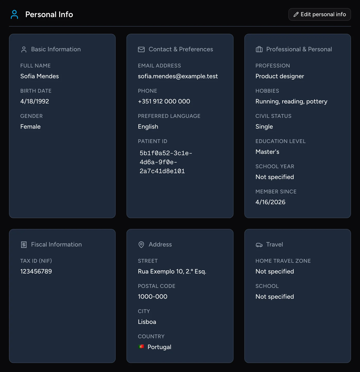 La página de un paciente en Mena abierta en la pestaña Información, con los datos personales y de contacto del paciente ficticio.